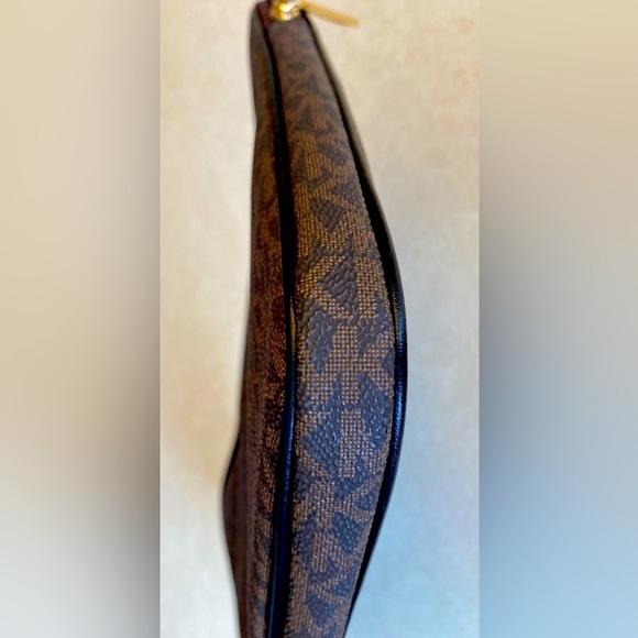 MICHAEL KORS Jet Set Travel LG Laptop Case, EUC - Picture 6 of 11